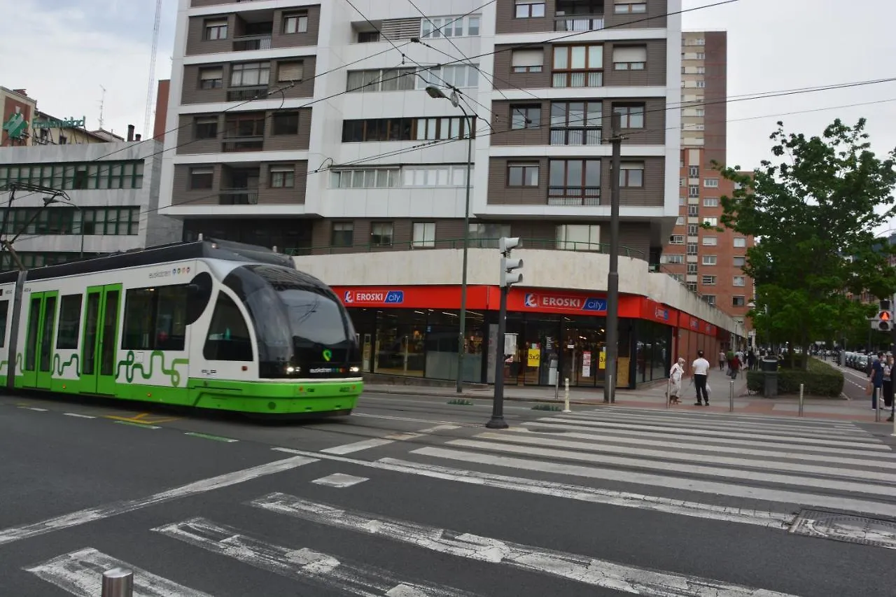 Superviews, Parking 24H Vigilado Incluido Y Netflix En Habitacion Independiente Con Bano Privado En Apartamento Particular, Francais&English Bilbao Alloggio in famiglia